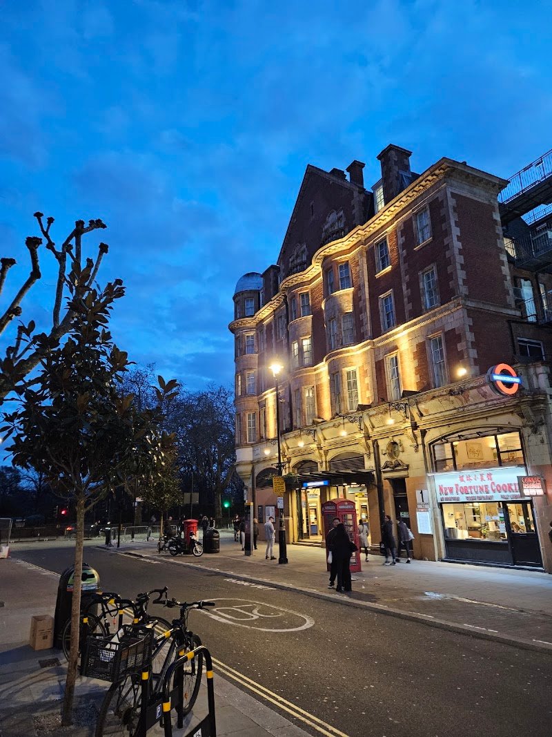 Queensway Station (Stop B)