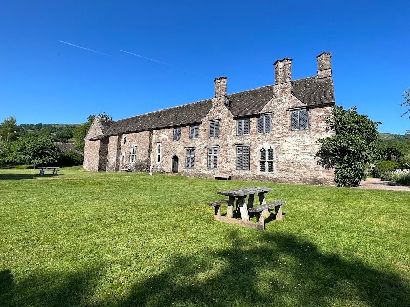 Llys a Chastell Tre-tŵr / Tretower Court and Castle